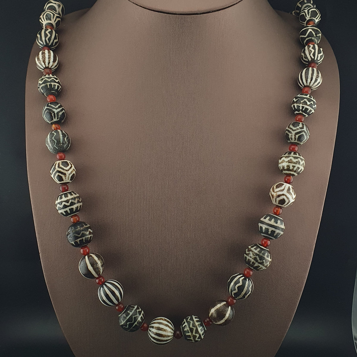 Collier ethnique de perles anciennes de calcédoine et de cornaline birmanes Pumtek Pyu