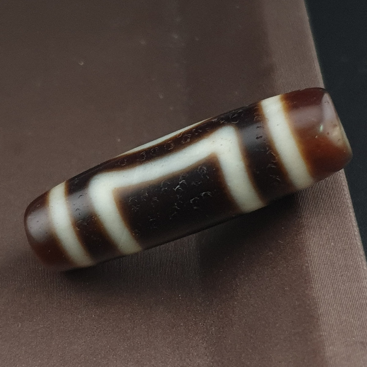 Pendentif Amulette Perle Dzi en Agate Oeil Circulaire & Carré Antique Tibétain de l'Himalaya