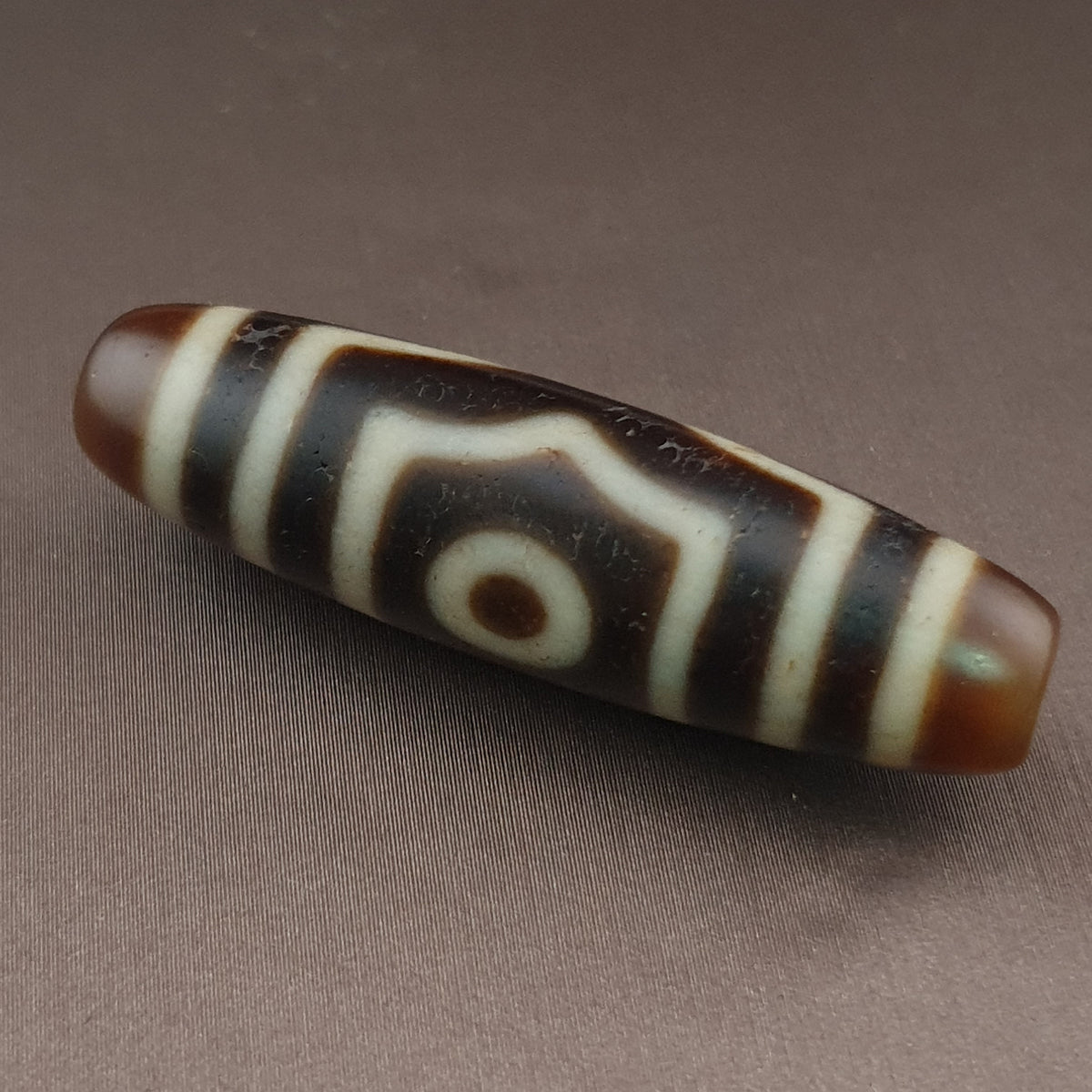 Pendentif amulette ancienne en perle Dzi agate tibétaine himalayenne à 3 yeux