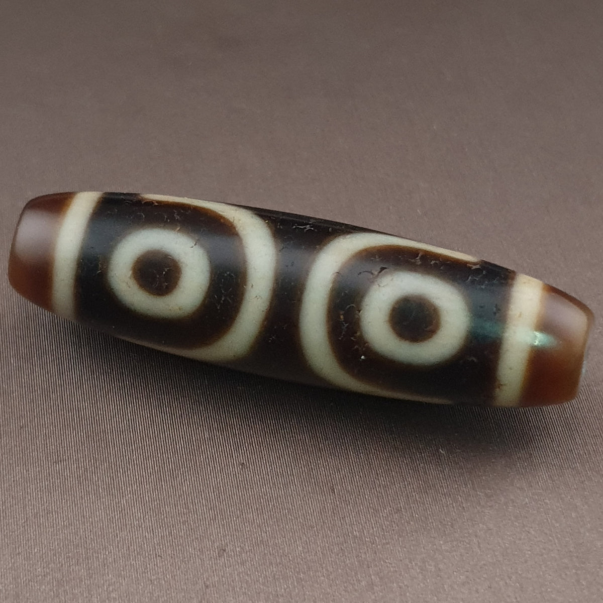 Pendentif amulette ancienne en perle Dzi agate tibétaine himalayenne à 3 yeux