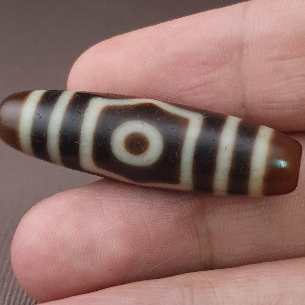 Pendentif amulette ancienne en perle Dzi agate tibétaine himalayenne à 3 yeux