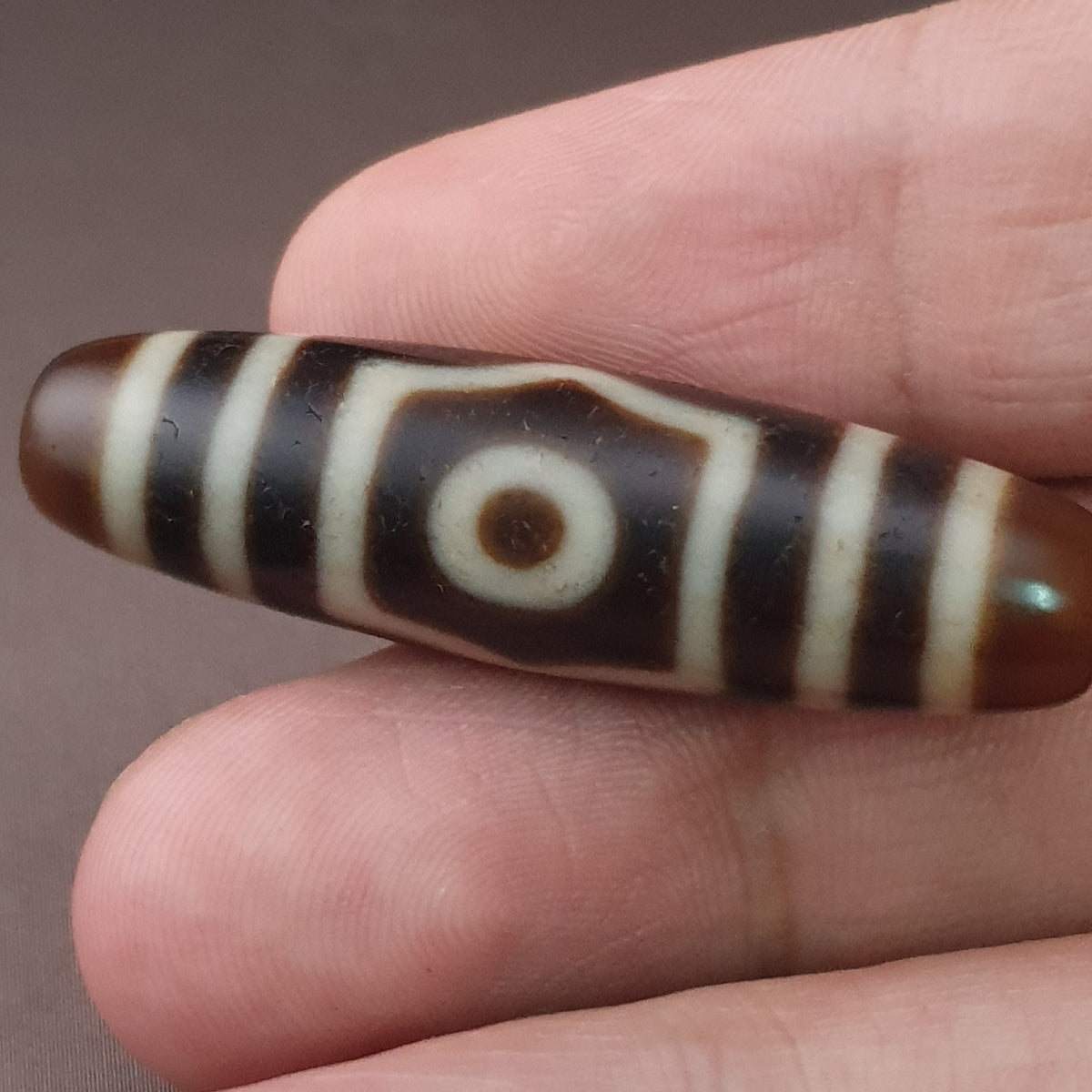 Pendentif amulette ancienne en perle Dzi agate tibétaine himalayenne à 3 yeux
