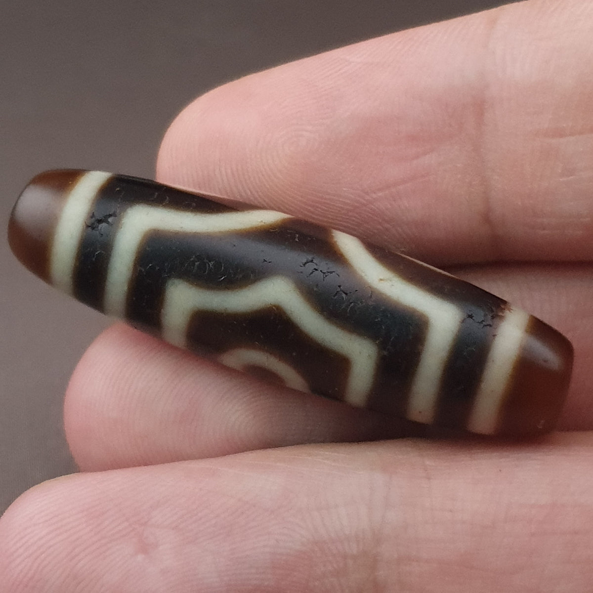 Pendentif amulette ancienne en perle Dzi agate tibétaine himalayenne à 3 yeux