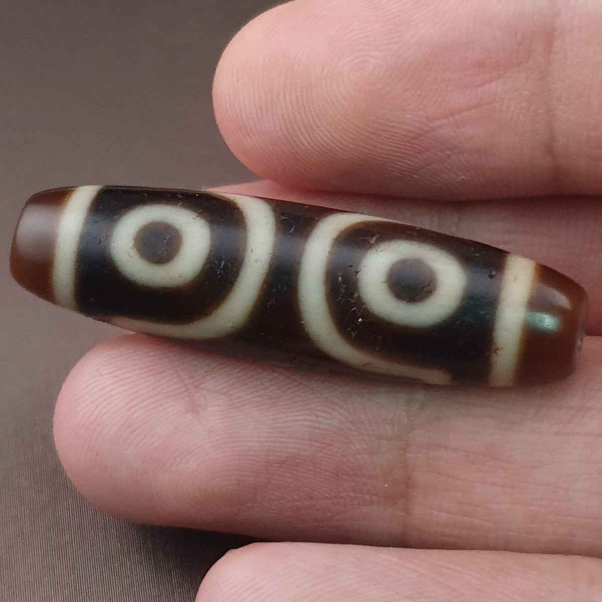 Pendentif amulette ancienne en perle Dzi agate tibétaine himalayenne à 3 yeux