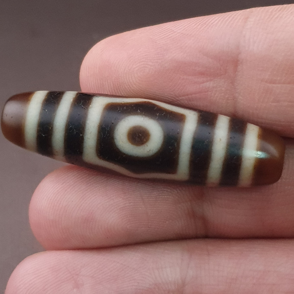 Pendentif amulette ancienne en perle Dzi agate tibétaine himalayenne à 3 yeux