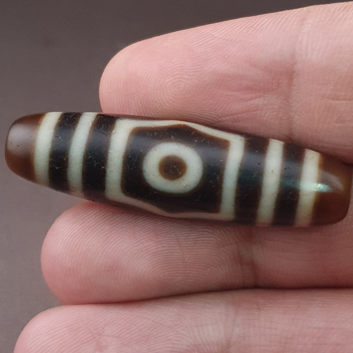 Pendentif amulette ancienne en perle Dzi agate tibétaine himalayenne à 3 yeux