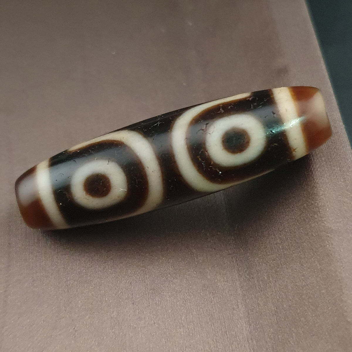 Pendentif amulette ancienne en perle Dzi agate tibétaine himalayenne à 3 yeux