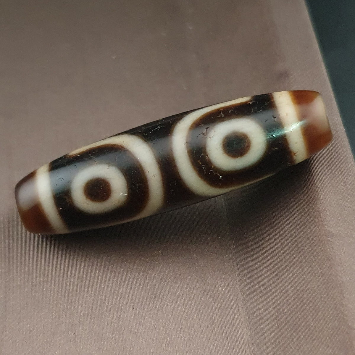 Pendentif amulette ancienne en perle Dzi agate tibétaine himalayenne à 3 yeux