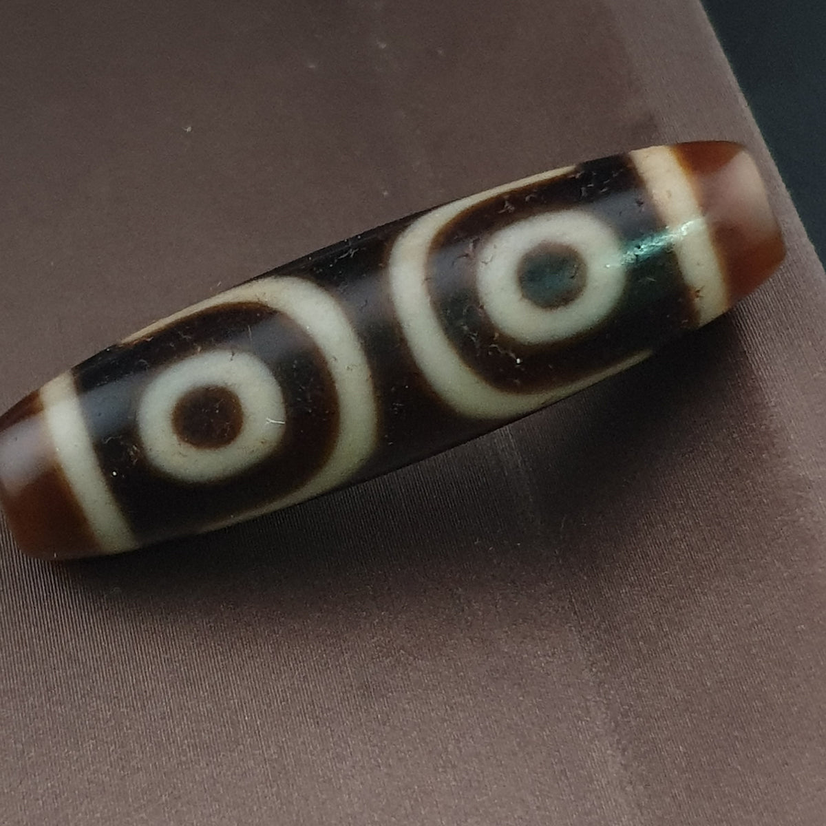 Pendentif amulette ancienne en perle Dzi agate tibétaine himalayenne à 3 yeux