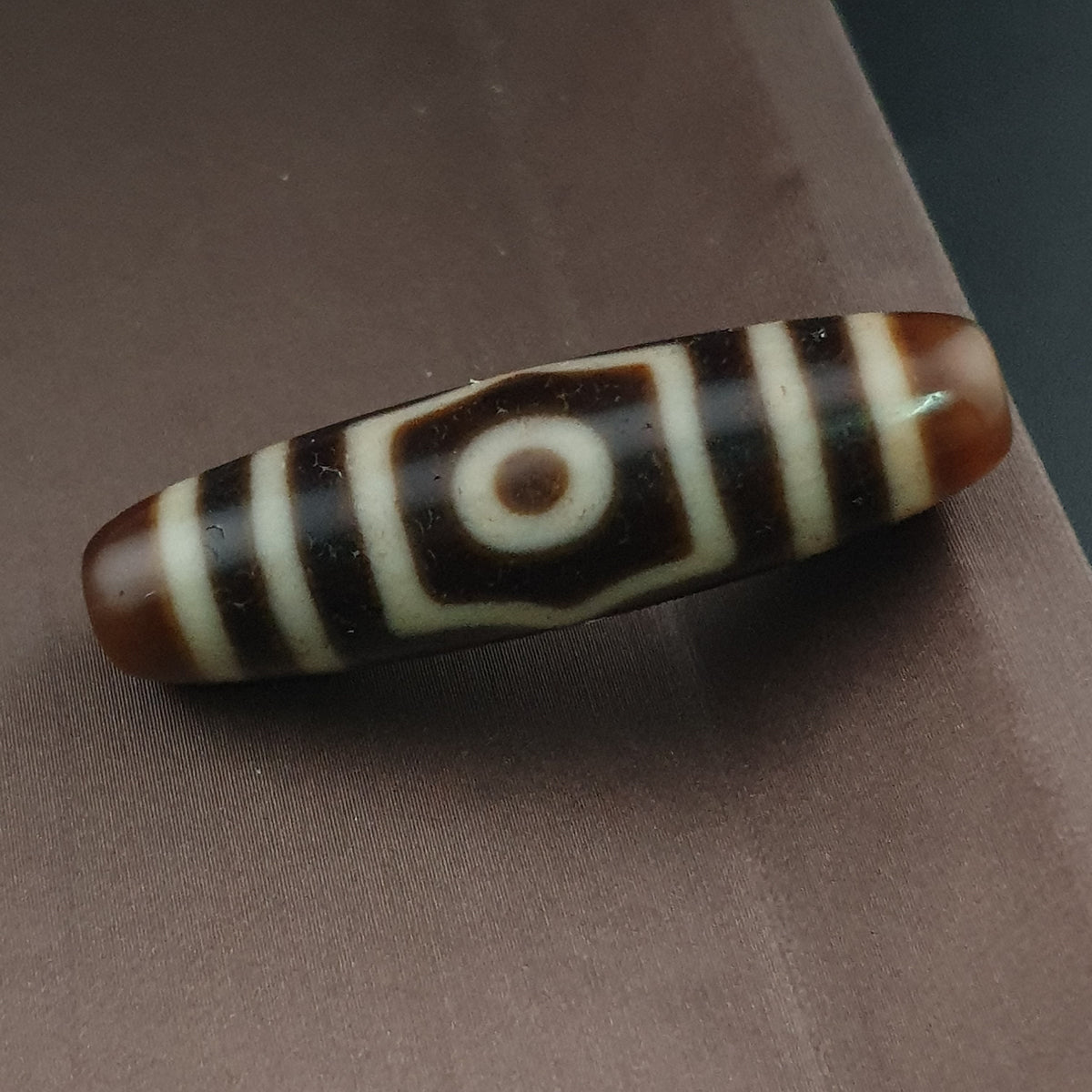 Pendentif amulette ancienne en perle Dzi agate tibétaine himalayenne à 3 yeux