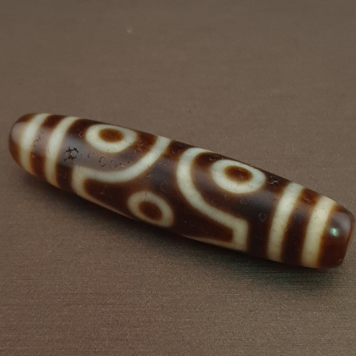 Pendentif amulette antique perle Dzi agate tibétaine de l'Himalaya à 6 yeux
