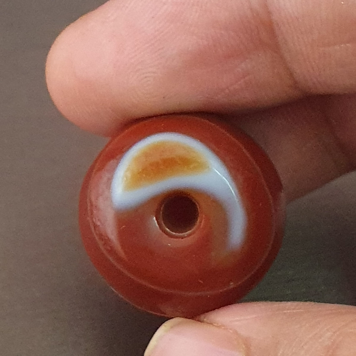 Perle vintage en agate de Suleimani de forme pneu à motif œil naturel