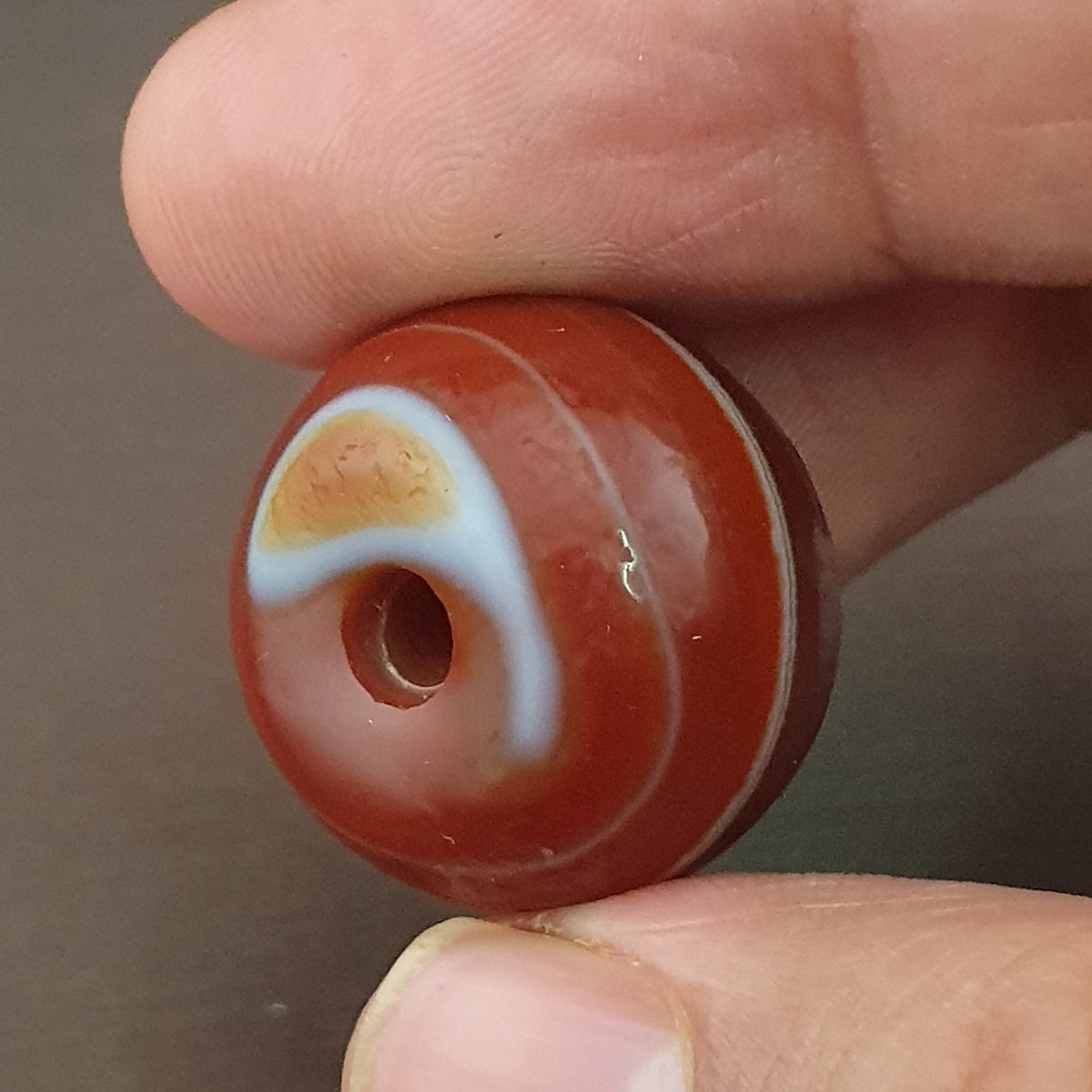 Perle vintage en agate de Suleimani de forme pneu à motif œil naturel