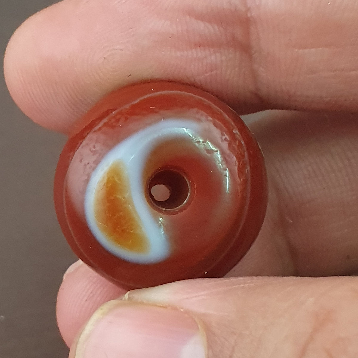 Perle vintage en agate de Suleimani de forme pneu à motif œil naturel