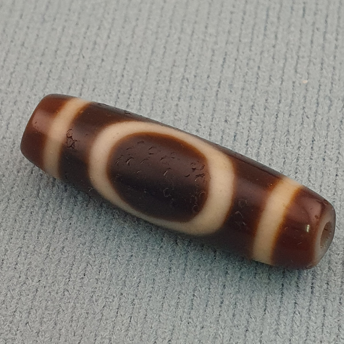 Amulette de perles dzi en agate tibétaine de l'Himalaya, cercle et carré antiques