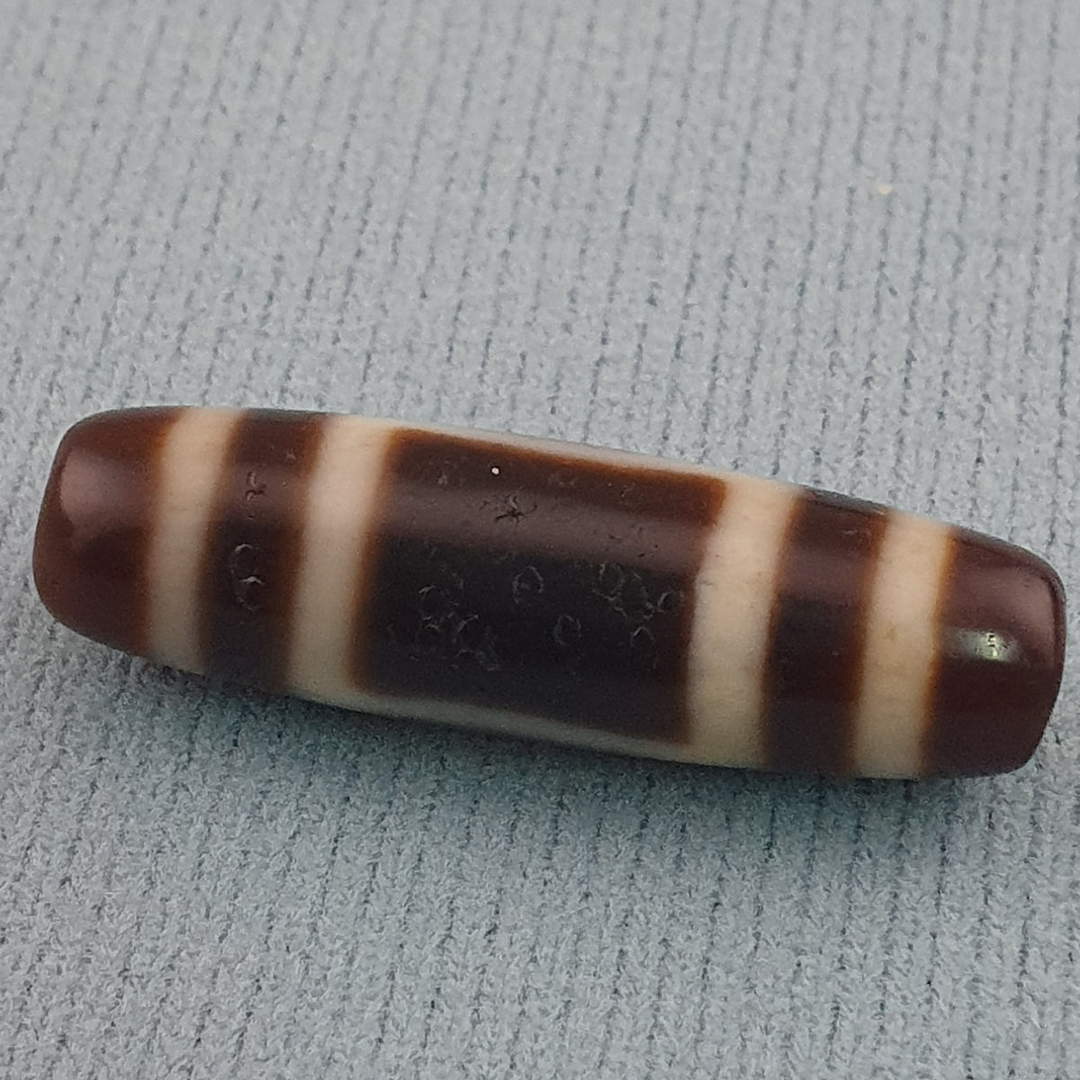Amulette de perles dzi en agate tibétaine de l'Himalaya, cercle et carré antiques