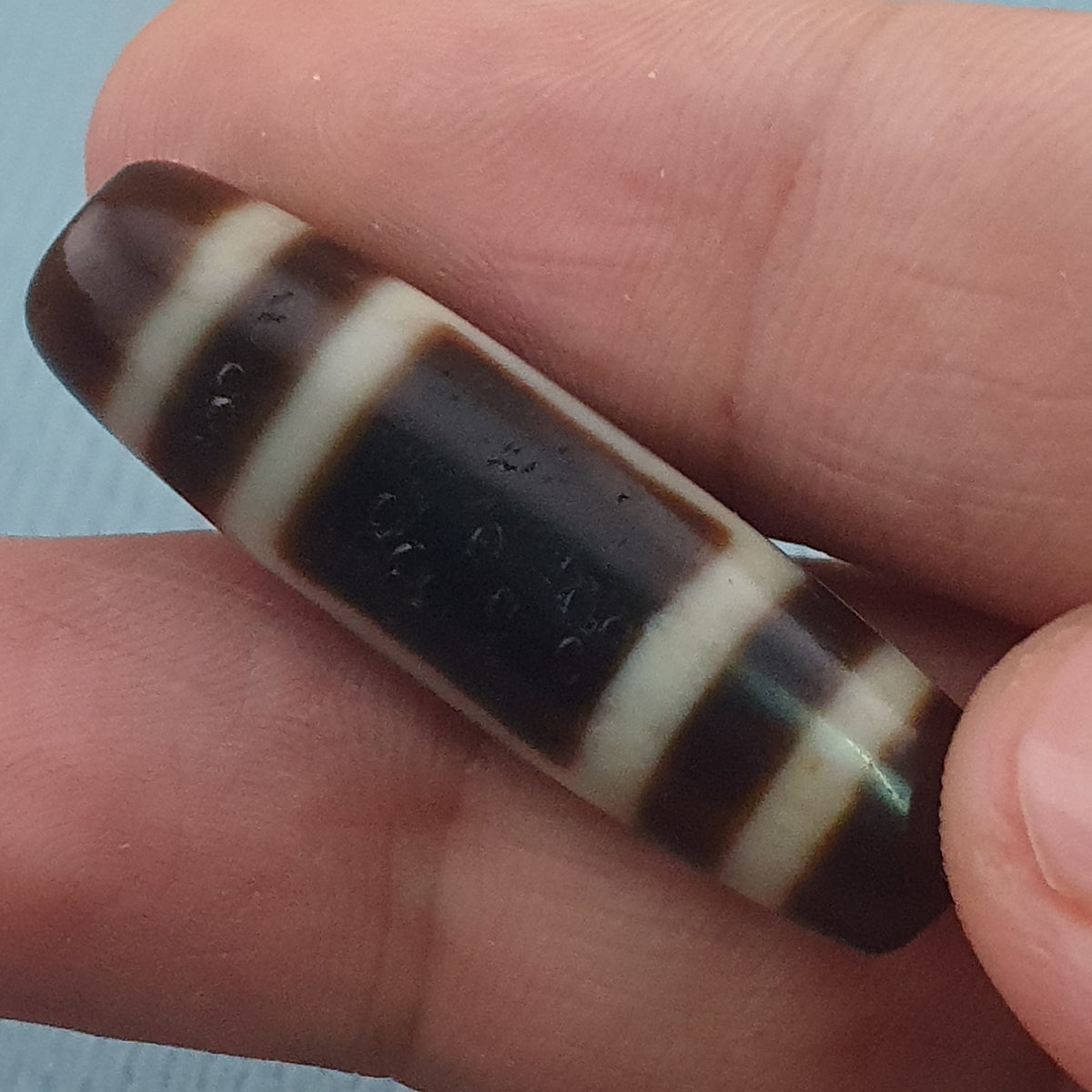 Amulette de perles dzi en agate tibétaine de l'Himalaya, cercle et carré antiques
