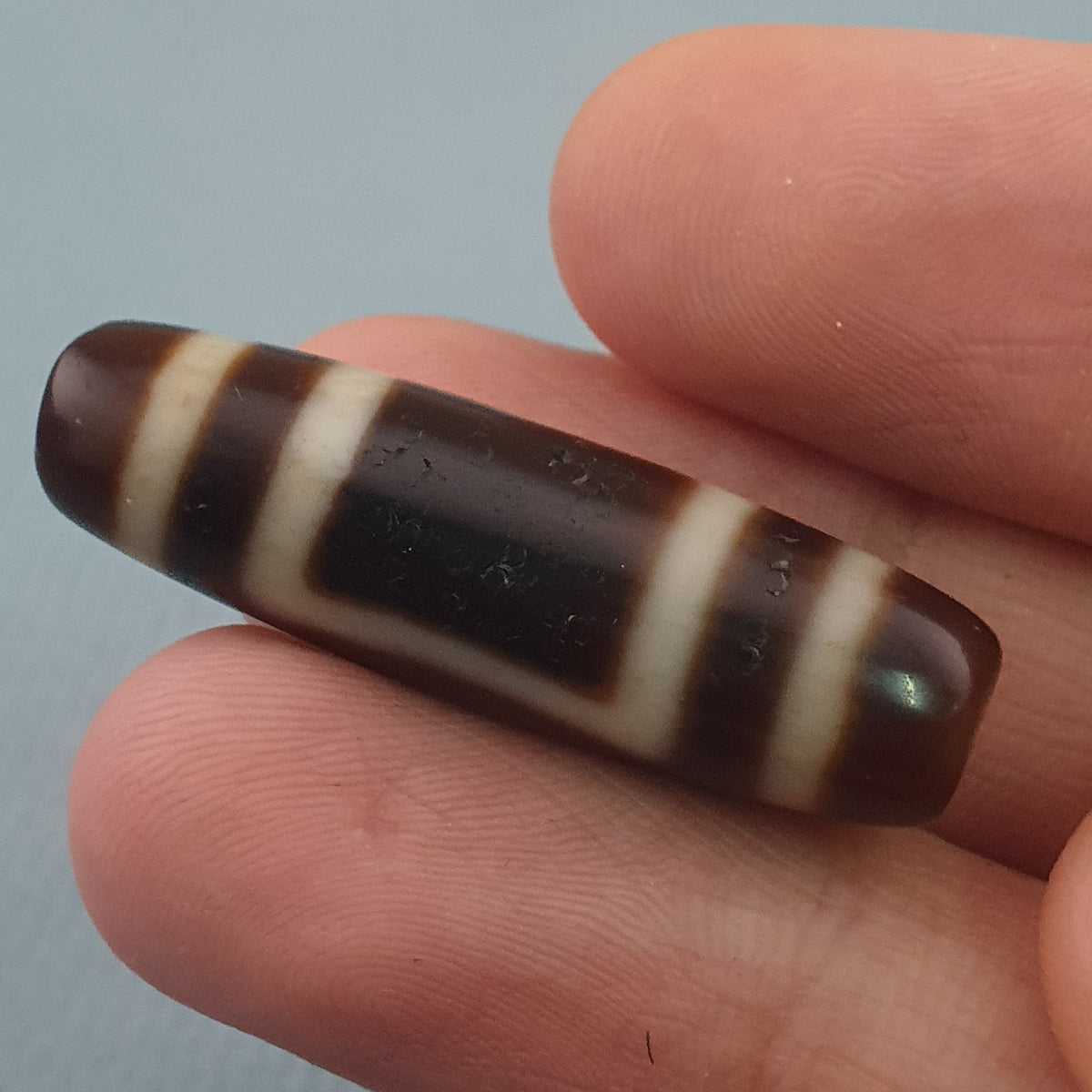 Amulette de perles dzi en agate tibétaine de l'Himalaya, cercle et carré antiques