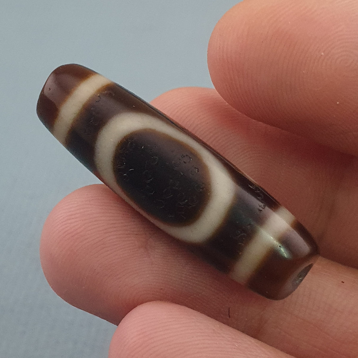 Amulette de perles dzi en agate tibétaine de l'Himalaya, cercle et carré antiques
