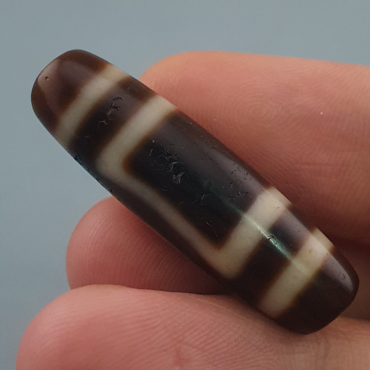 Amulette de perles dzi en agate tibétaine de l'Himalaya, cercle et carré antiques
