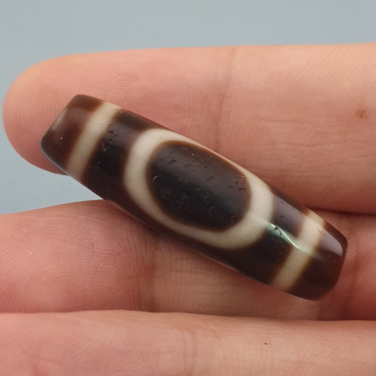 Amulette de perles dzi en agate tibétaine de l'Himalaya, cercle et carré antiques