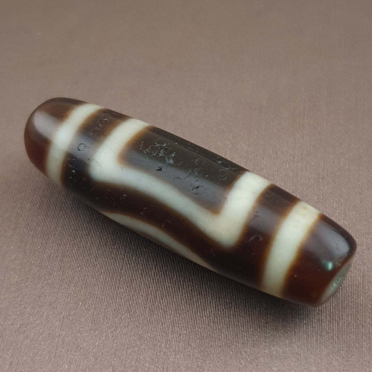Amulette de perles dzi en agate tibétaine de l'Himalaya, cercle et carré antiques