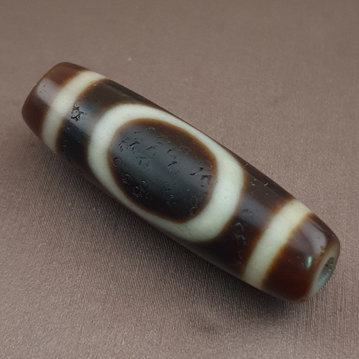 Amulette de perles dzi en agate tibétaine de l'Himalaya, cercle et carré antiques
