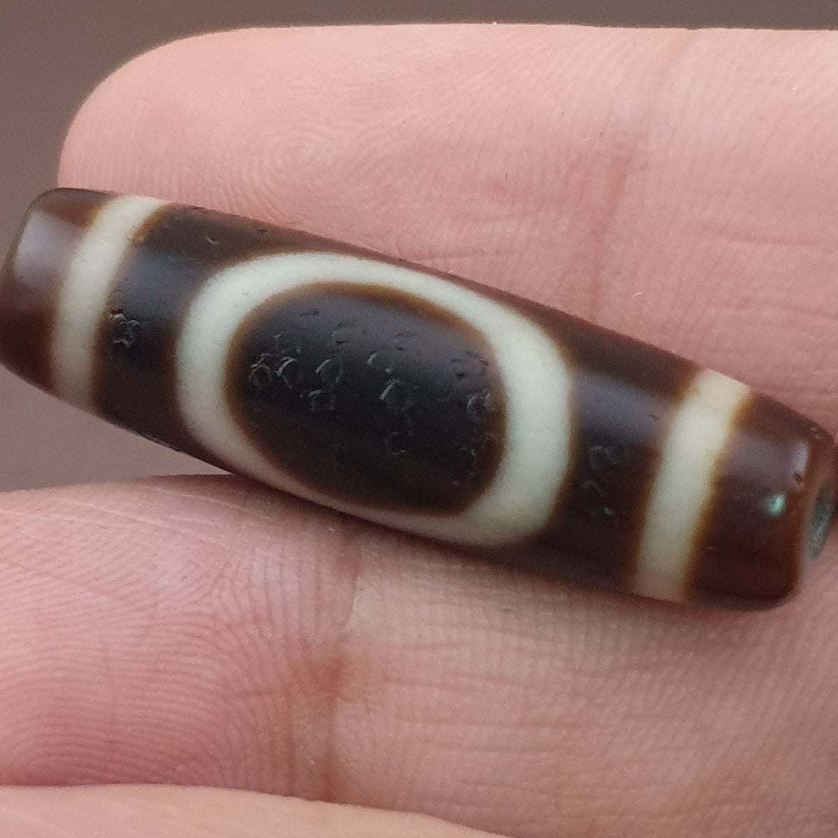 Amulette de perles dzi en agate tibétaine de l'Himalaya, cercle et carré antiques