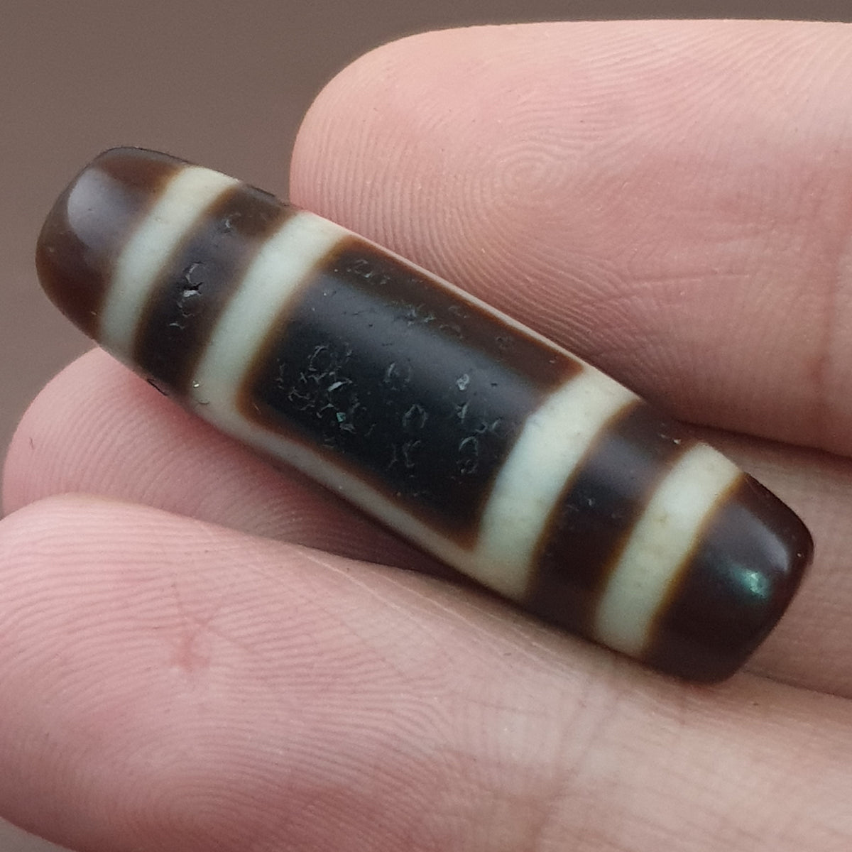 Amulette de perles dzi en agate tibétaine de l'Himalaya, cercle et carré antiques