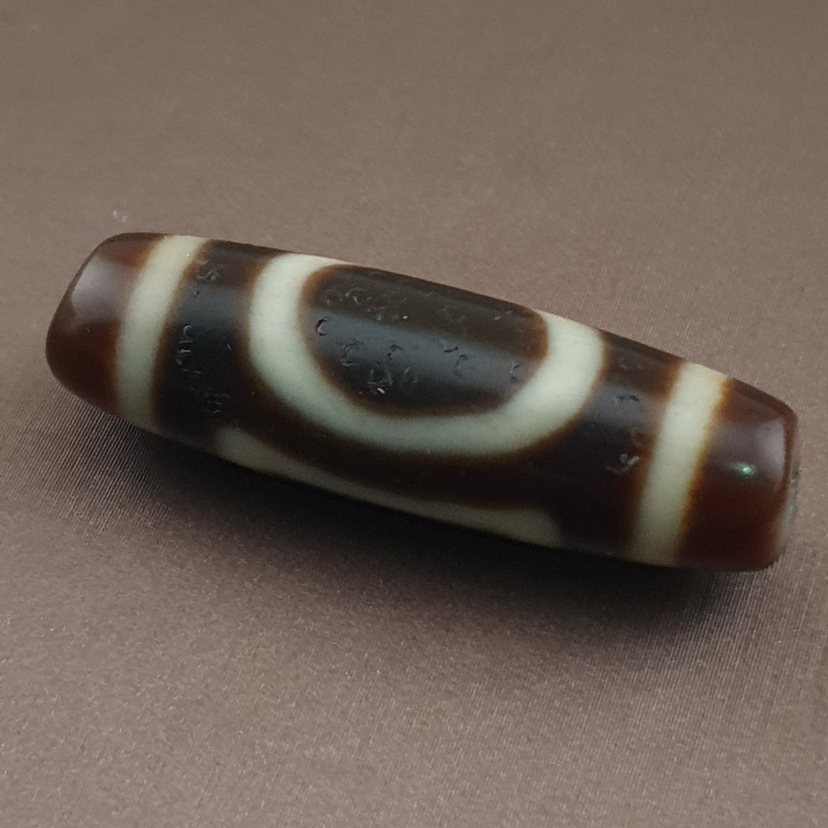 Amulette de perles dzi en agate tibétaine de l'Himalaya, cercle et carré antiques