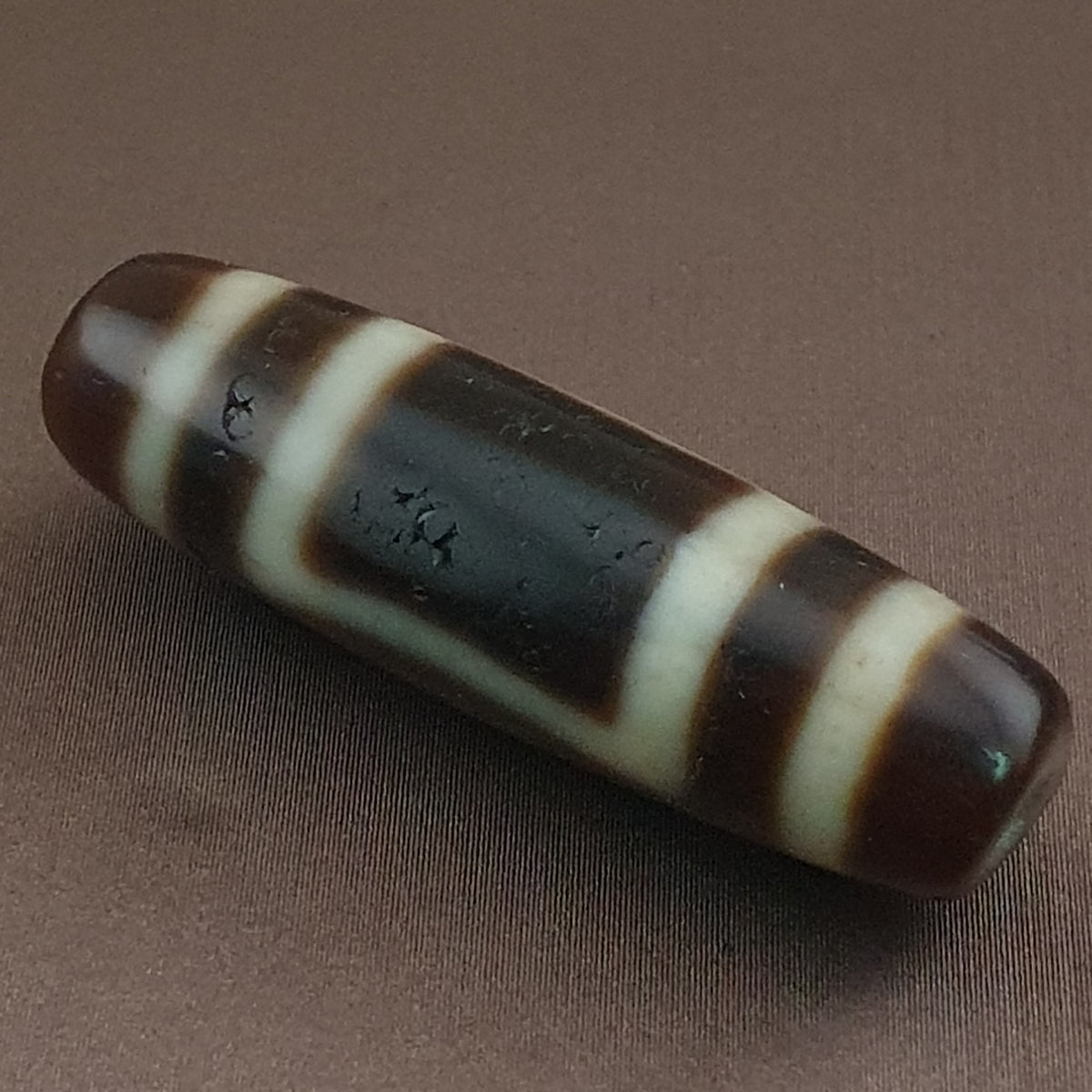 Amulette de perles dzi en agate tibétaine de l'Himalaya, cercle et carré antiques