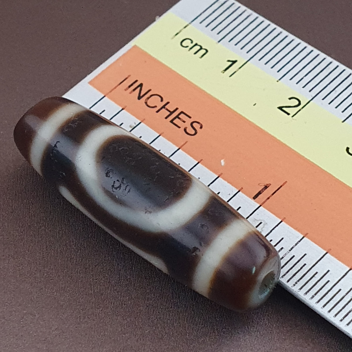 Amulette de perles dzi en agate tibétaine de l'Himalaya, cercle et carré antiques