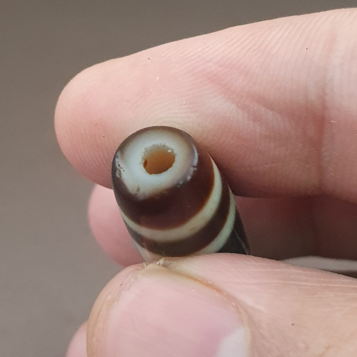 Amulette de perles dzi en agate tibétaine de l'Himalaya, cercle et carré antiques