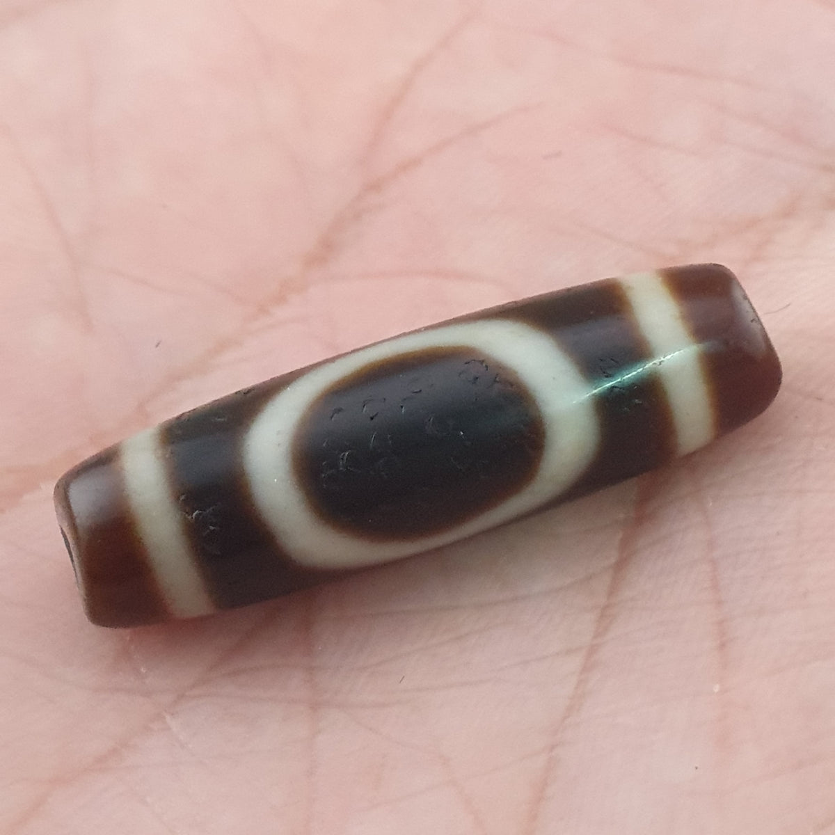 Amulette de perles dzi en agate tibétaine de l'Himalaya, cercle et carré antiques