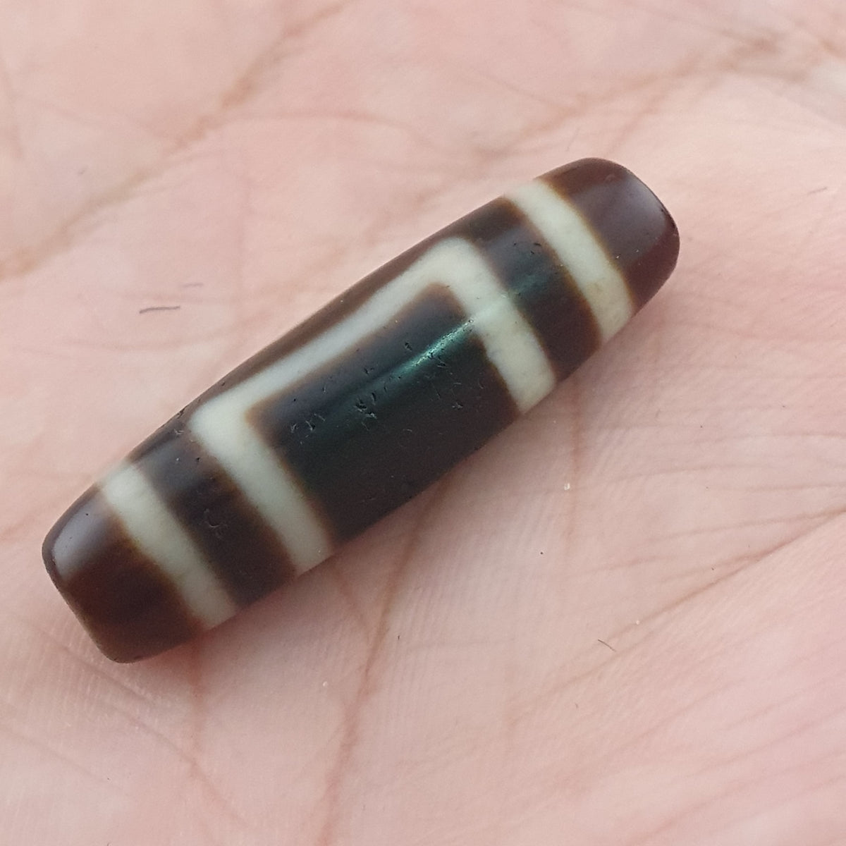 Amulette de perles dzi en agate tibétaine de l'Himalaya, cercle et carré antiques