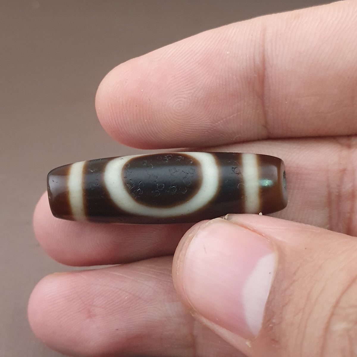 Amulette de perles dzi en agate tibétaine de l'Himalaya, cercle et carré antiques