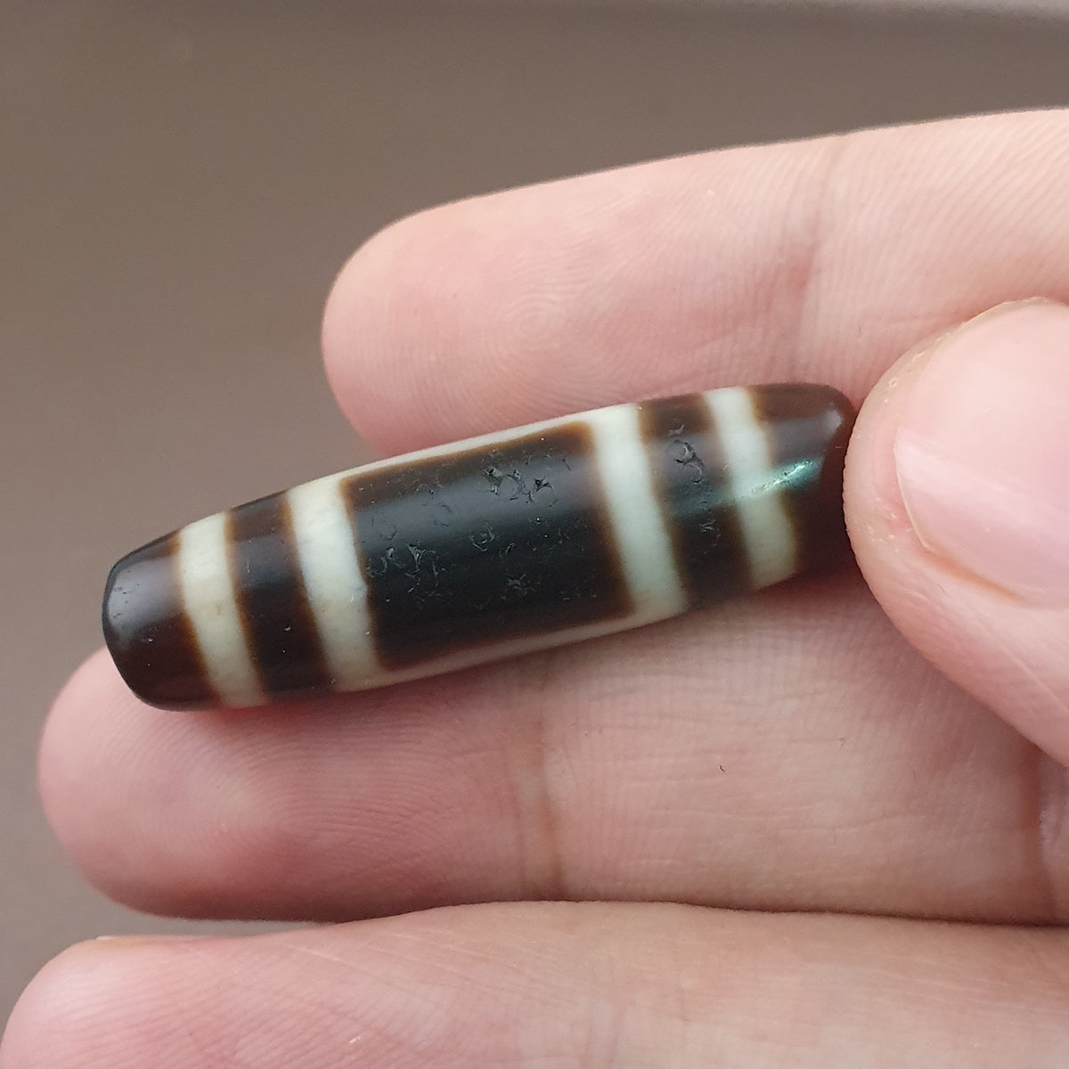 Amulette de perles dzi en agate tibétaine de l'Himalaya, cercle et carré antiques
