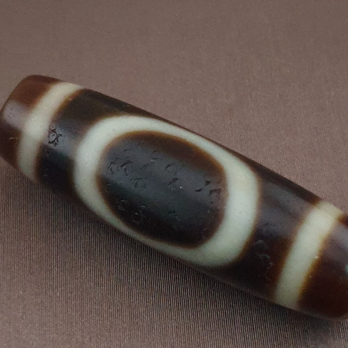 Amulette de perles dzi en agate tibétaine de l'Himalaya, cercle et carré antiques