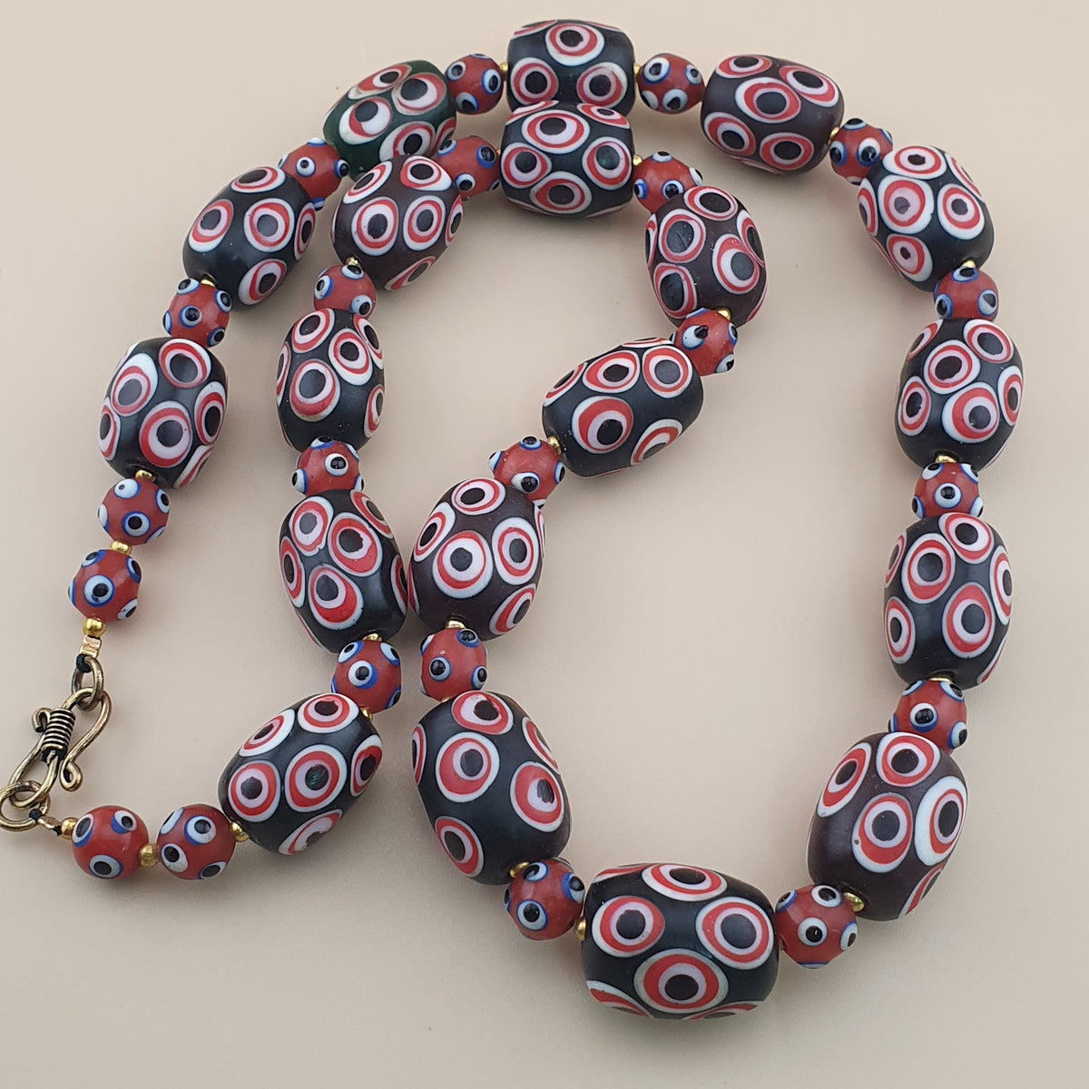 Collier de perles de verre millefiori et œil de moufette rouges antiques de style vénitien