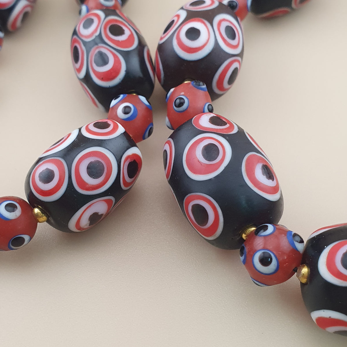 Collier de perles de verre millefiori et œil de moufette rouges antiques de style vénitien