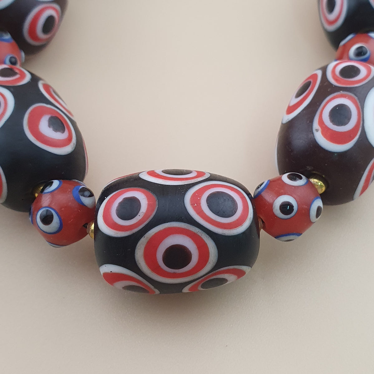 Collier de perles de verre millefiori et œil de moufette rouges antiques de style vénitien