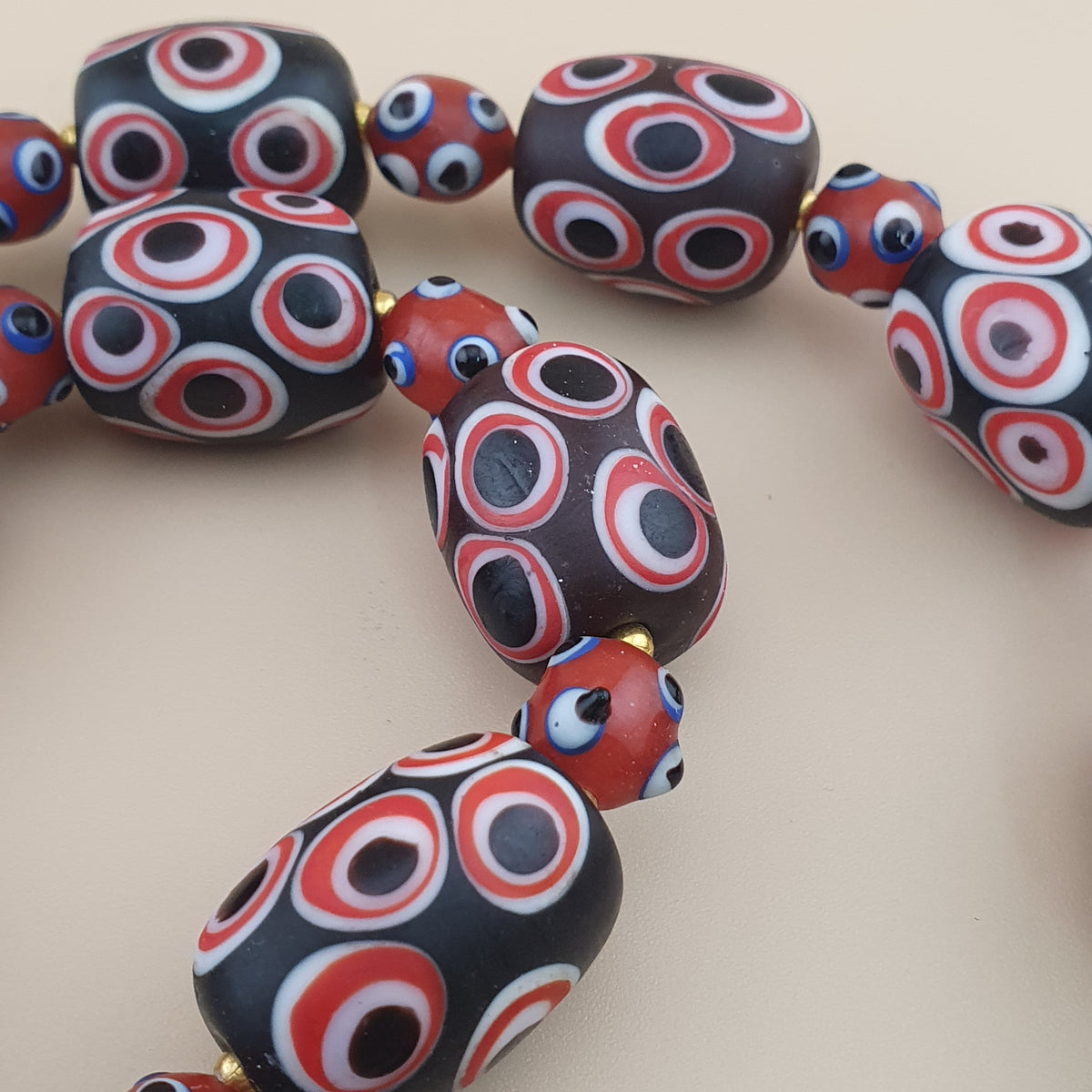 Collier de perles de verre millefiori et œil de moufette rouges antiques de style vénitien