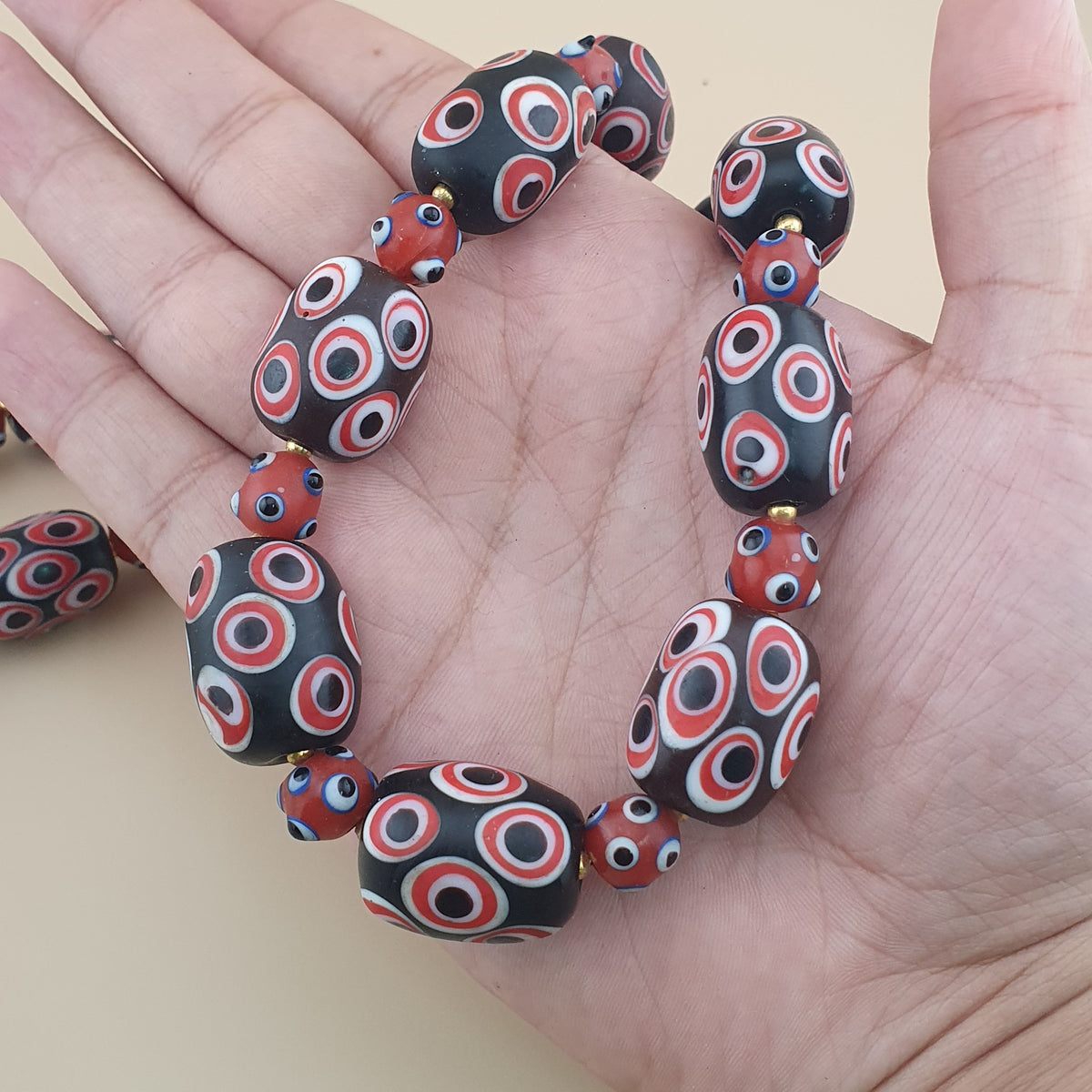 Collier de perles de verre millefiori et œil de moufette rouges antiques de style vénitien
