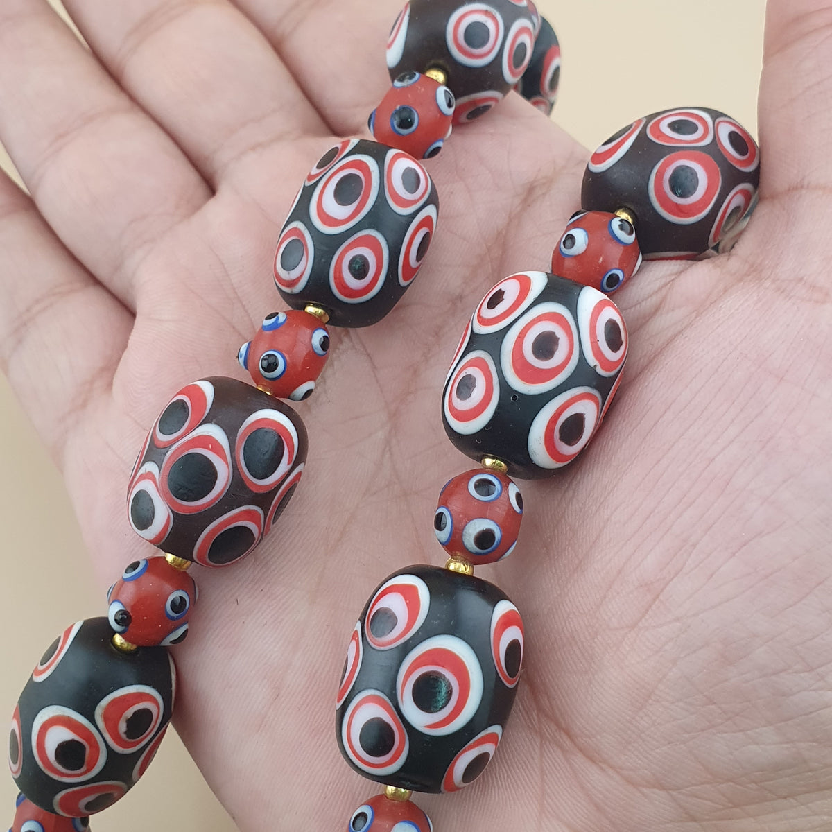 Collier de perles de verre millefiori et œil de moufette rouges antiques de style vénitien