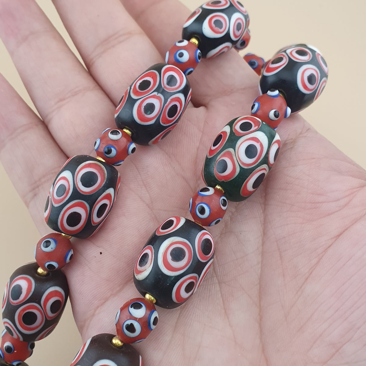 Collier de perles de verre millefiori et œil de moufette rouges antiques de style vénitien
