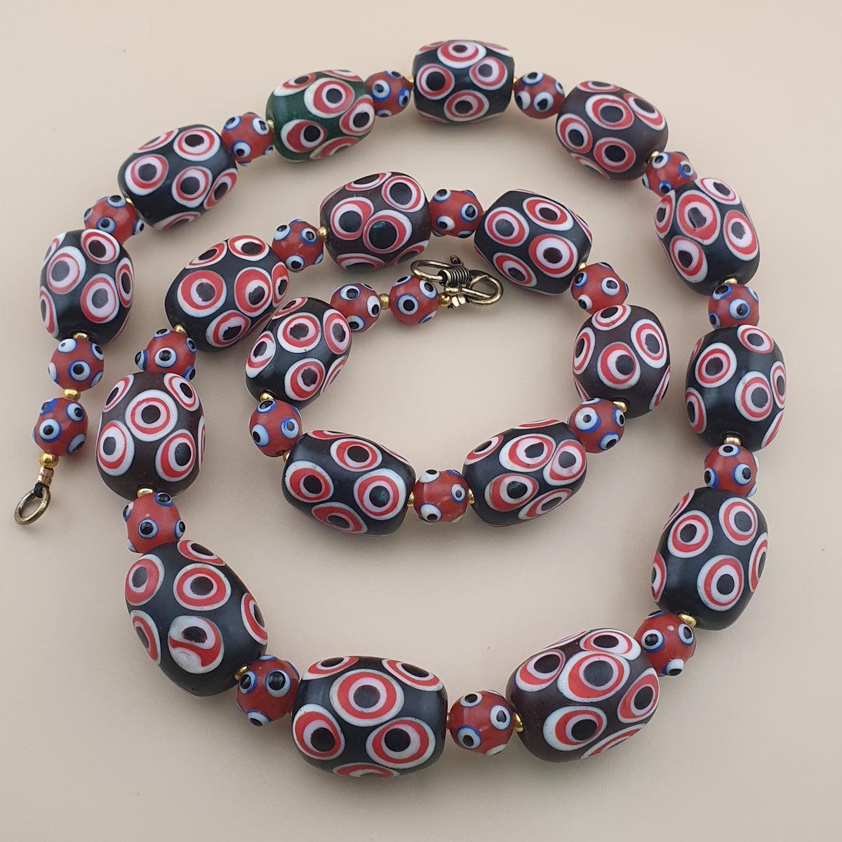 Collier de perles de verre millefiori et œil de moufette rouges antiques de style vénitien