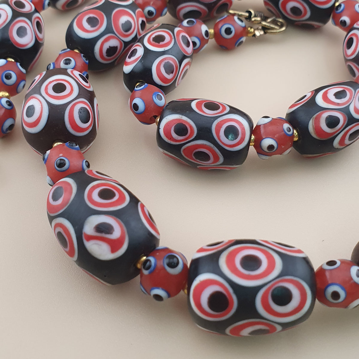 Collier de perles de verre millefiori et œil de moufette rouges antiques de style vénitien