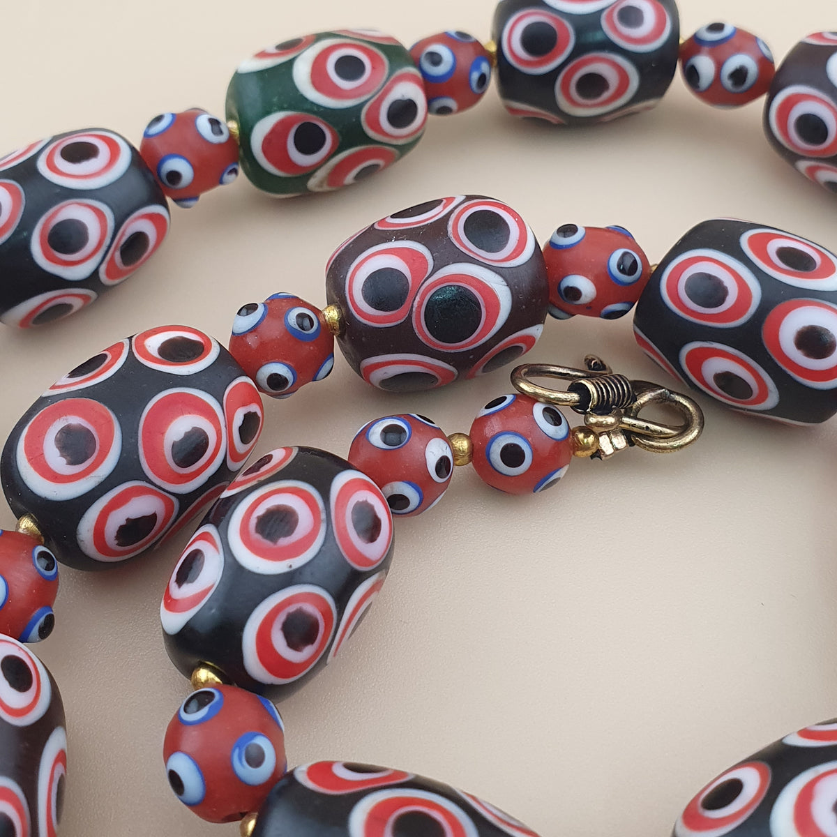 Collier de perles de verre millefiori et œil de moufette rouges antiques de style vénitien