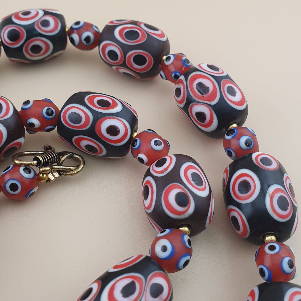 Collier de perles de verre millefiori et œil de moufette rouges antiques de style vénitien