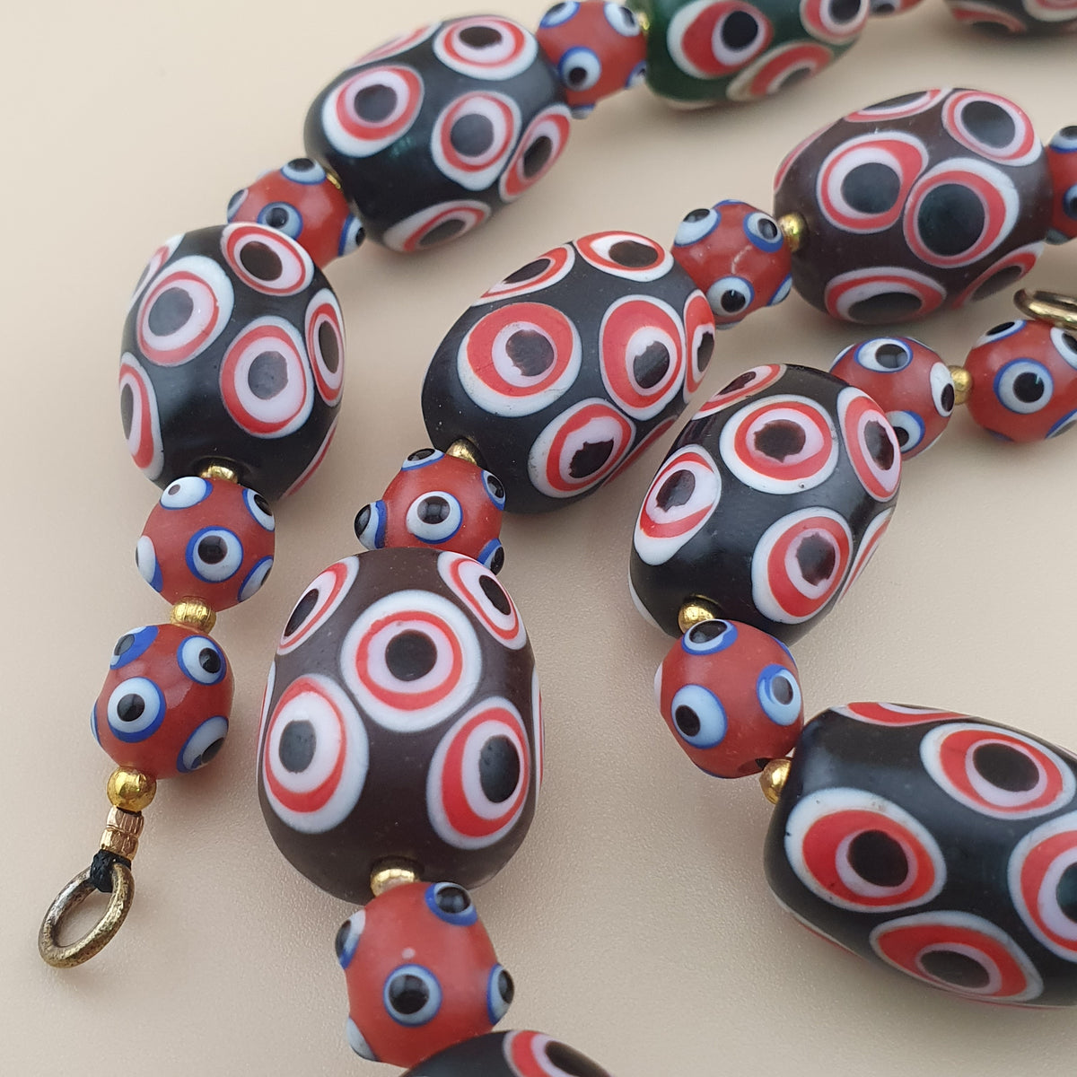Collier de perles de verre millefiori et œil de moufette rouges antiques de style vénitien